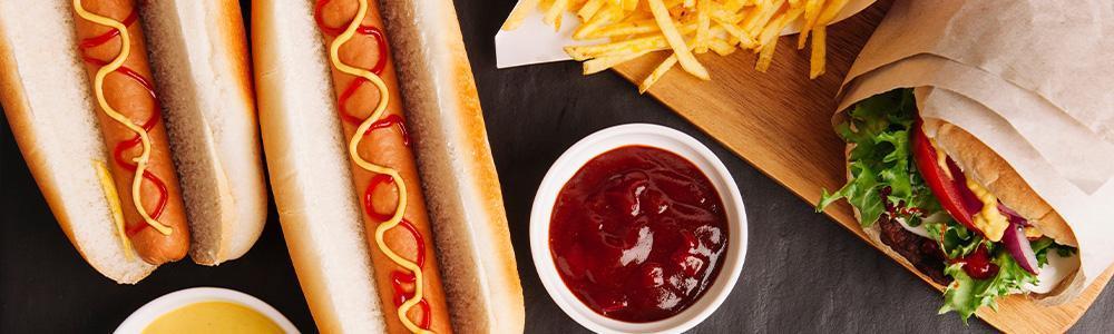 Comida rapida sobre la mesa